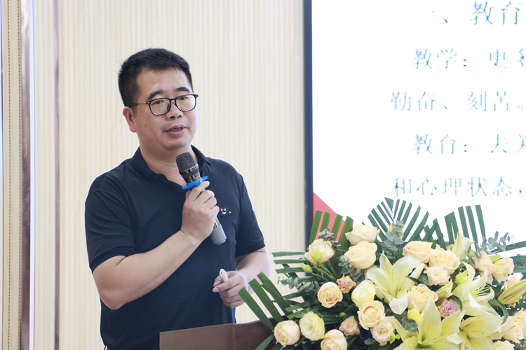 图7：邓纪明主任读书分享.jpg
