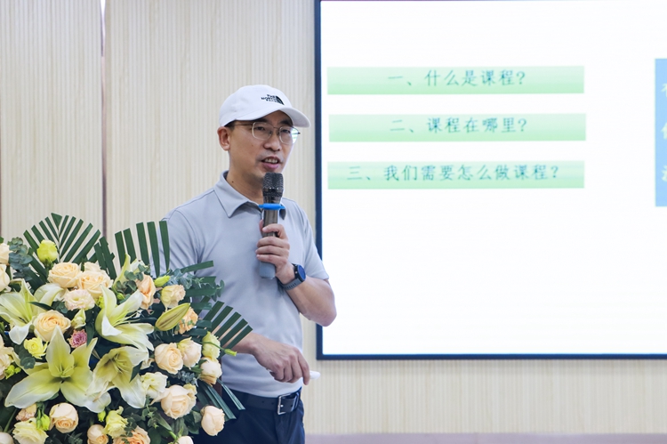 图11：周航校长作专题讲座.jpg