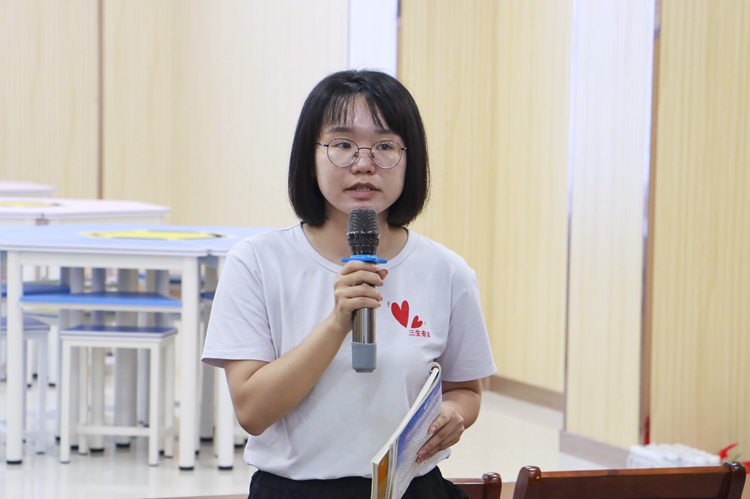 图5：陈晓霞老师进行说课.jpg