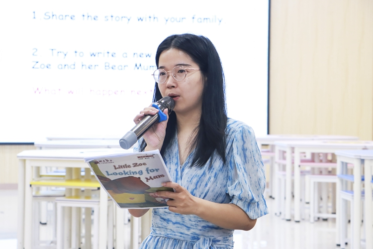 图6：梁子君老师进行说课.jpg