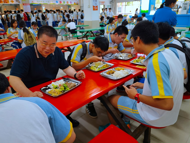 （8）4可敬和蔼的杨顾问与学生一起用餐.jpg