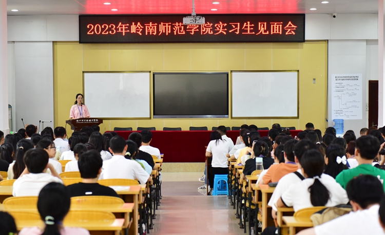 04实习生代表陈思婧发言.jpg