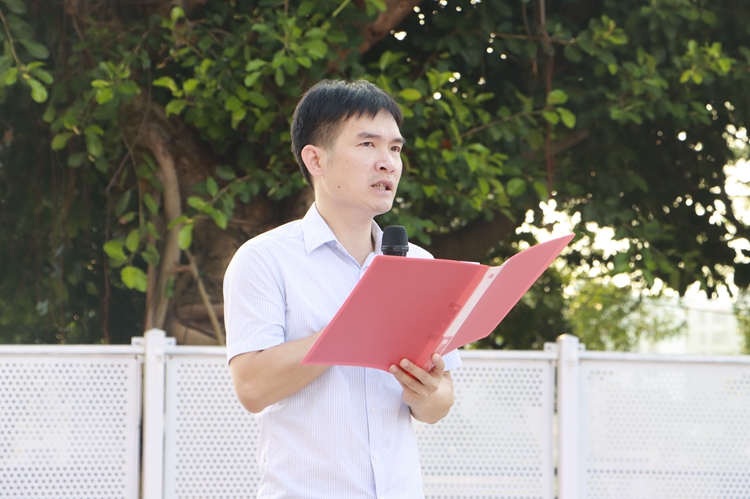 图1：李鹏程主任总结上学期期末评优情况.jpg