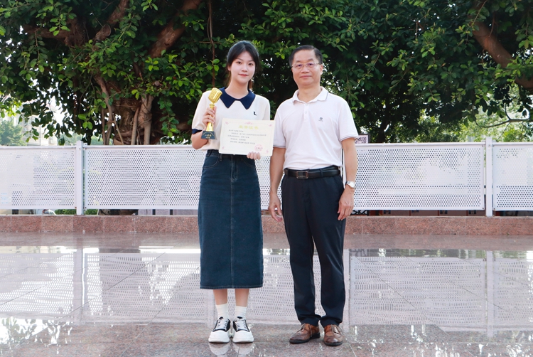 图12：陈姿妙老师和郑校长合影.jpg