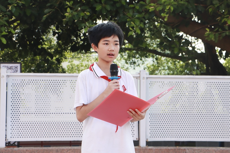 图14：获奖代表胡晨同学分享学习经验与方法.jpg
