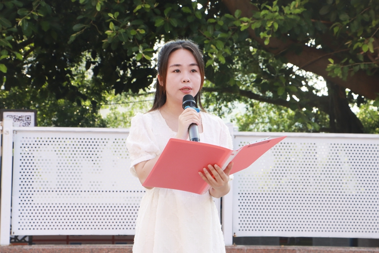 图15：优秀班主任代表陈欣欣老师发言.jpg