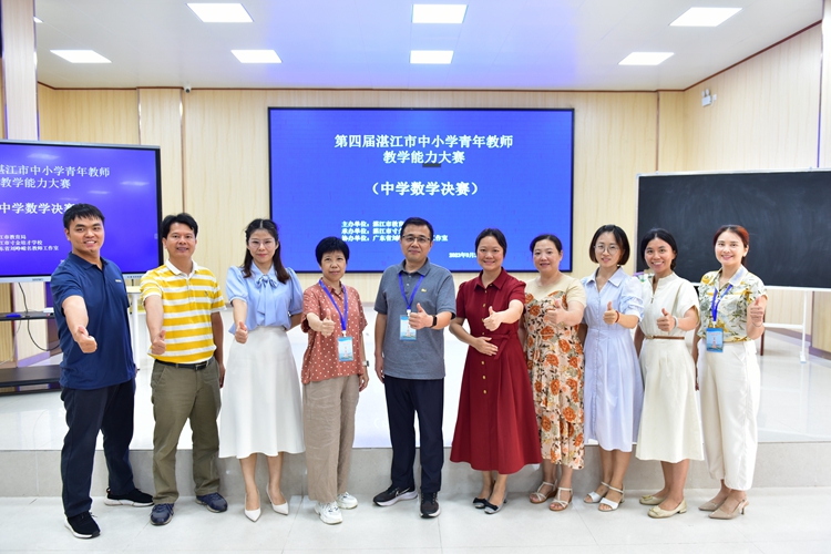 图4：汪宗燕老师与评委、团队合影.jpg