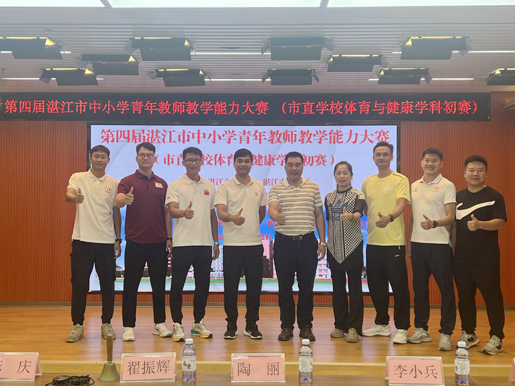 图18：邹毅毅老师与团队合影.jpg