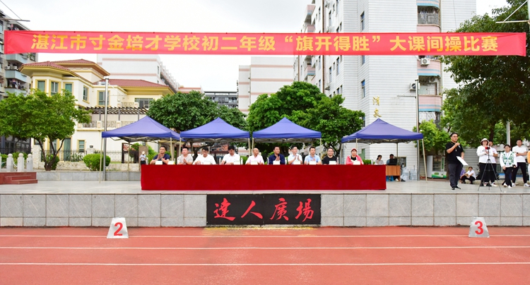 插图2  认真专注的评委团队.JPG