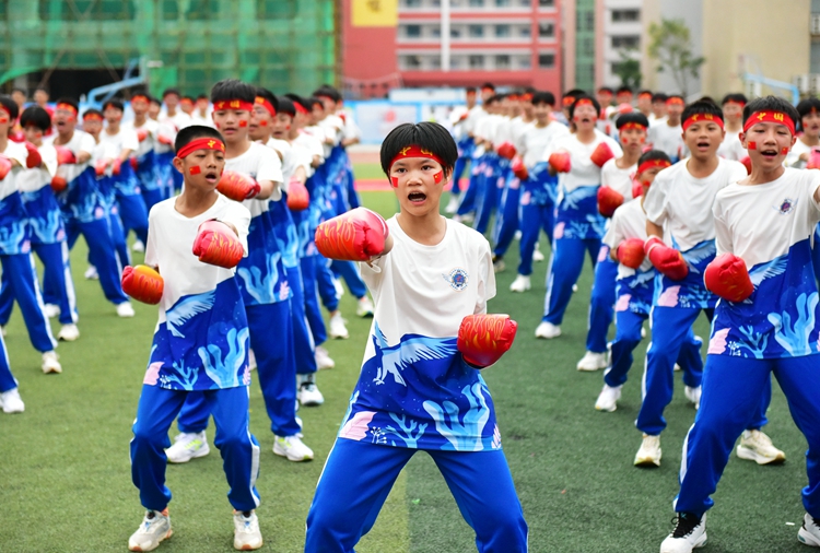 插图9  重拳出击，刚劲有力.JPG