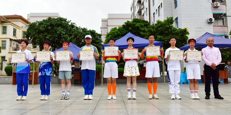 插图13  梁张军副校长为特等奖班级颁奖.JPG