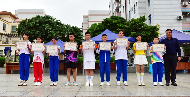 插图14  陈超荣主任为一等奖班级颁奖.JPG