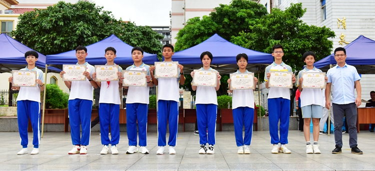 插图16  林振群级长为优秀奖班级颁奖.JPG