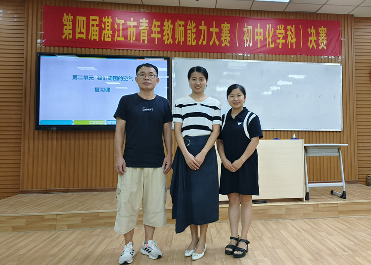 图6：叶玉纯老师与团队合影.jpg