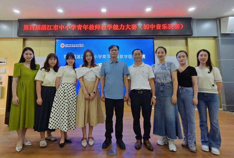 图8：王楚茵老师与团队合影.jpg