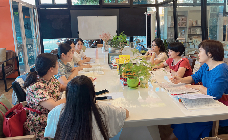 图1：许艳老师团队齐备课.jpg