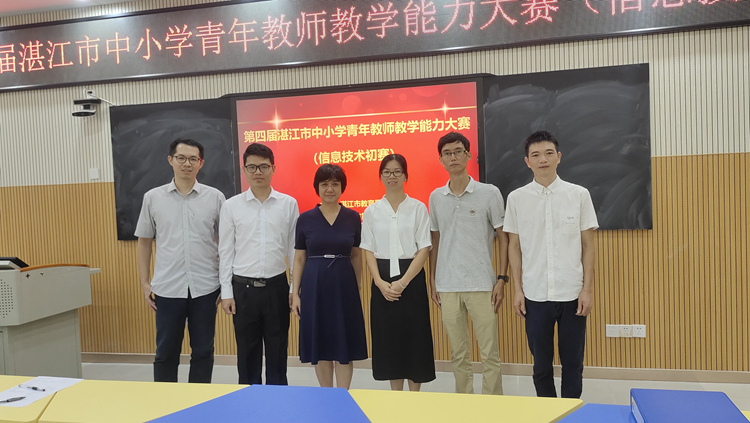 图14：袁南雄老师与团队合影.jpg