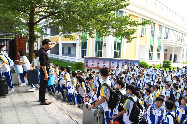 6、年级组织学生有序排队上车.jpg