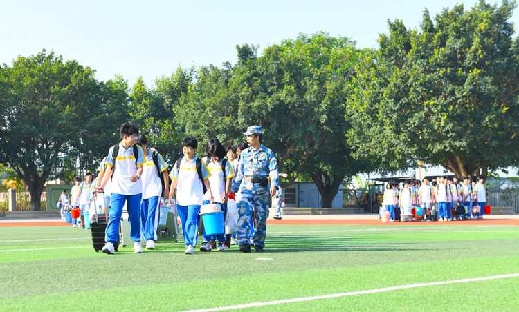 10、同学们初到基地，朝气蓬勃.jpg