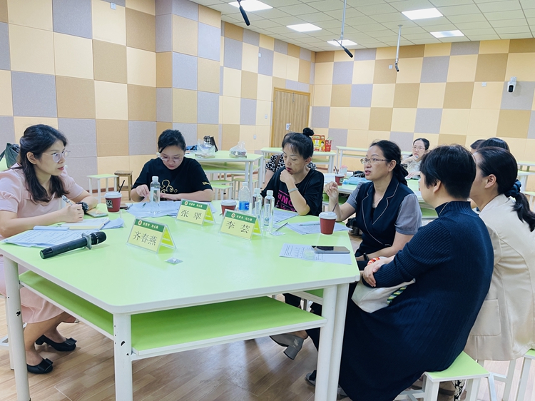2.受邀专家们和参赛选手以及备赛小组伙伴们.jpg