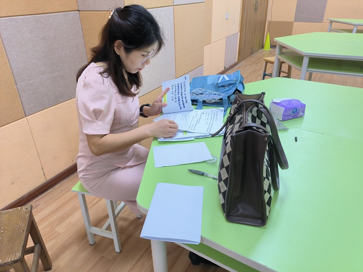 7.参赛教师汪宗燕老师现场限时解题中.jpg