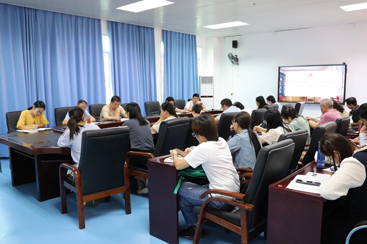 24.返校后召开学习心得交流座谈会.JPG