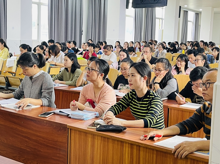 6.老师们和见习生聚精会神听讲…….jpg