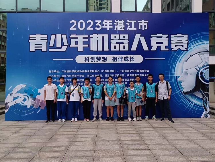 1.部分学生与指导老师合影.jpg