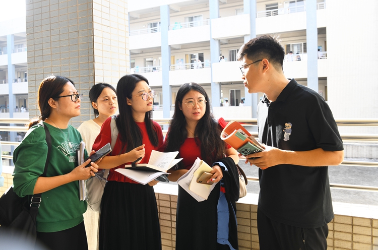 （12）与课堂老师深入交流.JPG