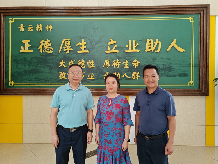 （14）与年级主任交流合影.jpg