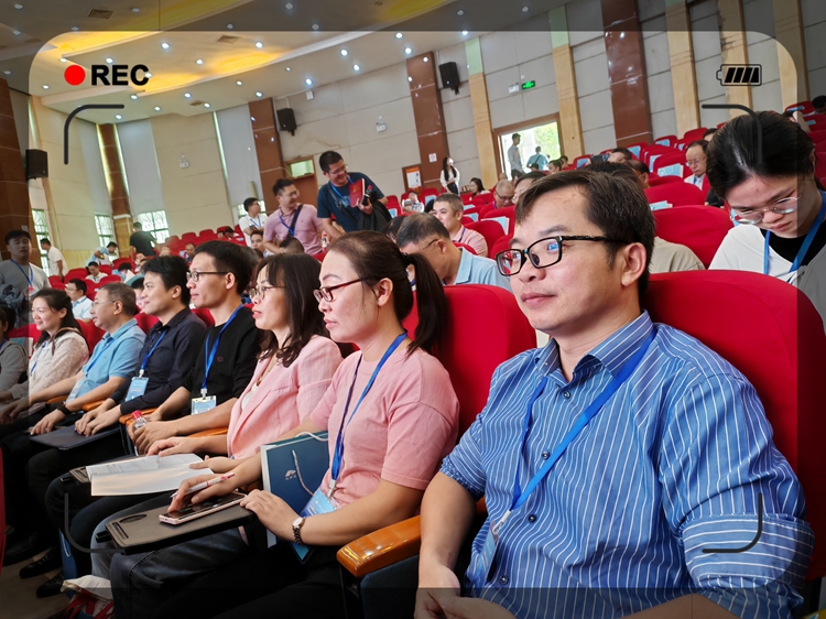 （10）专注听取研讨会报告.jpg