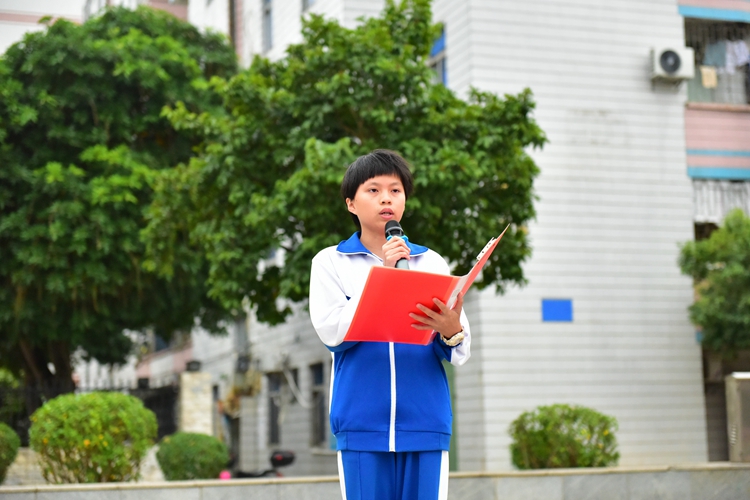 8.初三（9）班徐怡宁同学代表发言.JPG