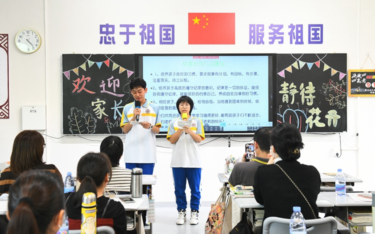 16.高一（1）班同学主持会议.jpg