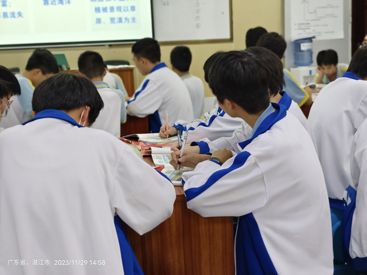 4-学生记笔记.jpg