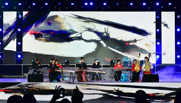 8(1)民乐《刀剑如梦》.JPG