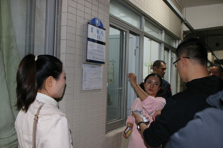 图三：参观宿舍.jpg
