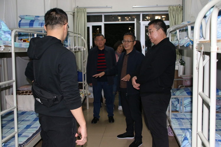 图三：参观宿舍 2.jpg