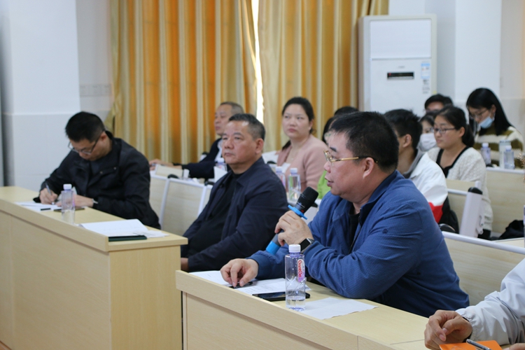 图九：杨耀明教育总顾问提问.jpg