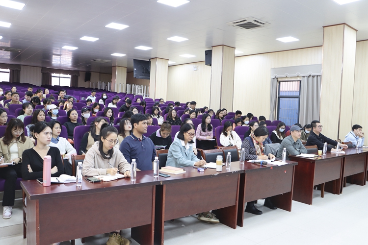 图6：教师们认真学习.jpg