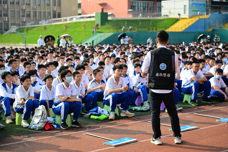 图6 学生聚精会神听讲.JPG