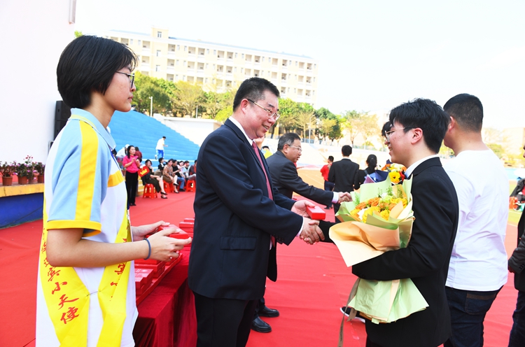 图10：杨耀明总顾问为学生颁发成人纪念礼物.JPG
