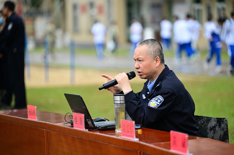 02侯海警官科普禁毒知识.JPG