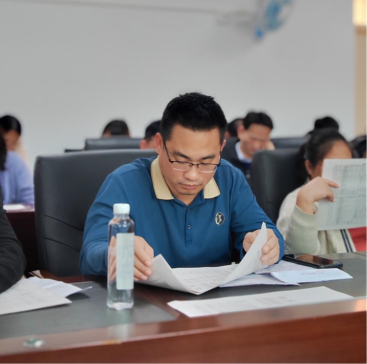 4物理备课组长吴有通老师发言.jpg