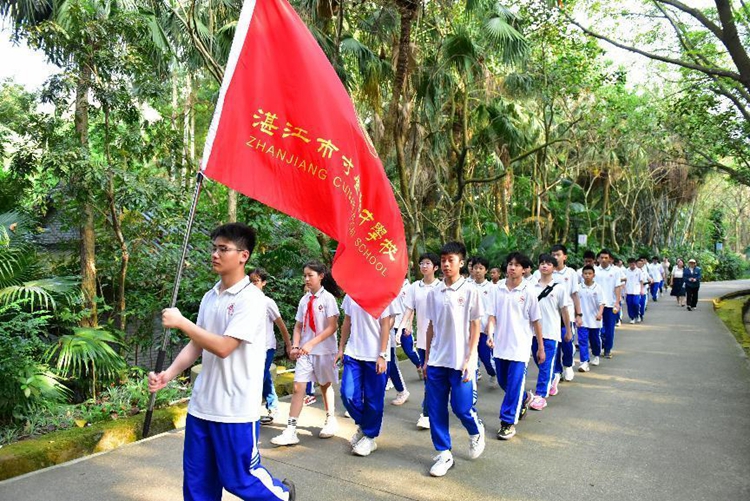 1711963812399377.jpg 1我校师生徒步至烈士纪念碑.jpg