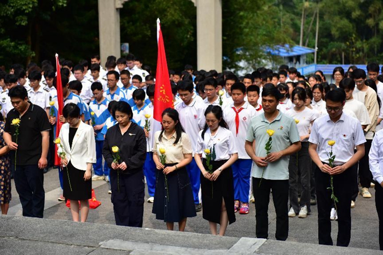 1711963831498748.jpg 2全体师生沉痛缅怀革命烈士.jpg