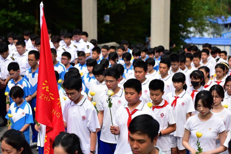 1711963837403681.jpg 3缅怀革命烈士.jpg