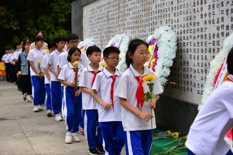 1711963852699284.jpg 4、师生敬献鲜花.jpg