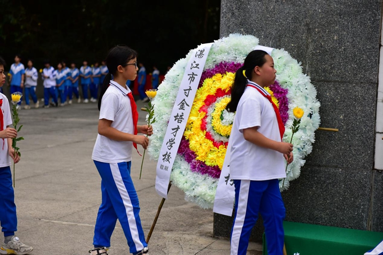 1711963865538943.jpg 5、师生敬献鲜花.jpg