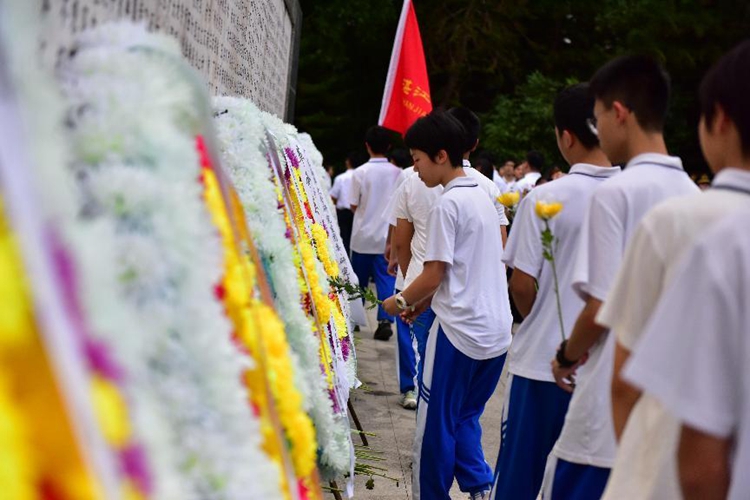 1711963872561523.jpg 6、师生敬献鲜花.jpg