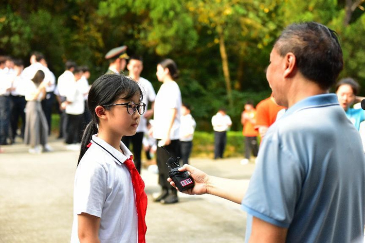 1711963921957705.jpg 9、黄予晴同学接受电视台记者采访.jpg